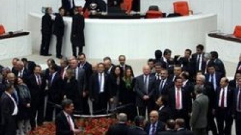 CHP'li vekiller Meclis kürsüsünü işgal etti