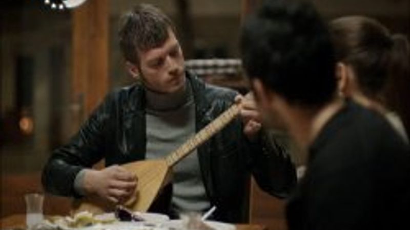 Kıvanç Tatlıtuğ saz çalıp türkü söyledi - İzle