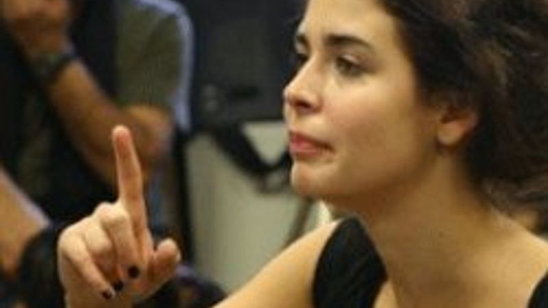 Pelin Batu tiyatro sahnesinde