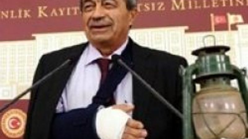 Kamer Genç kolunu kırdı