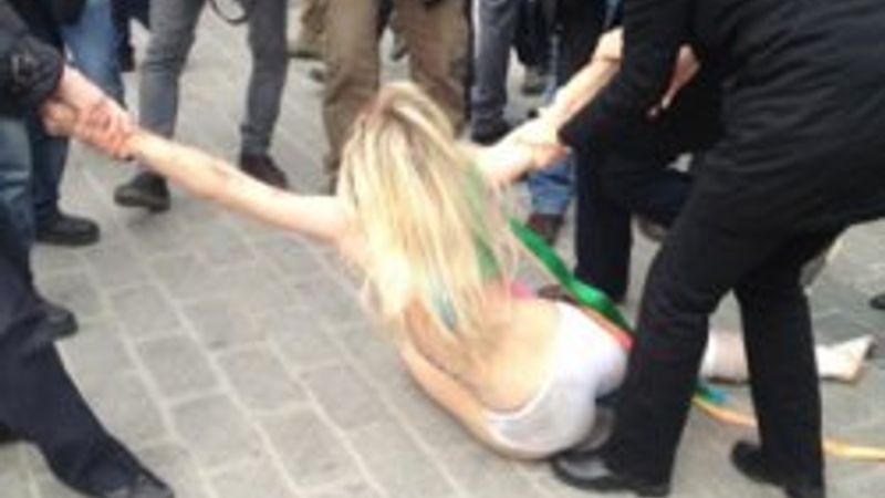 FEMEN'in İstanbul eylemi kısa sürdü - Video