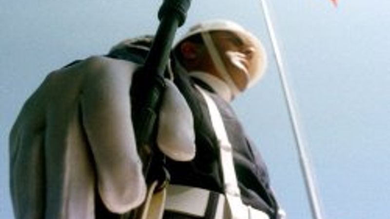 Nöbette uyuyan askere özel kask