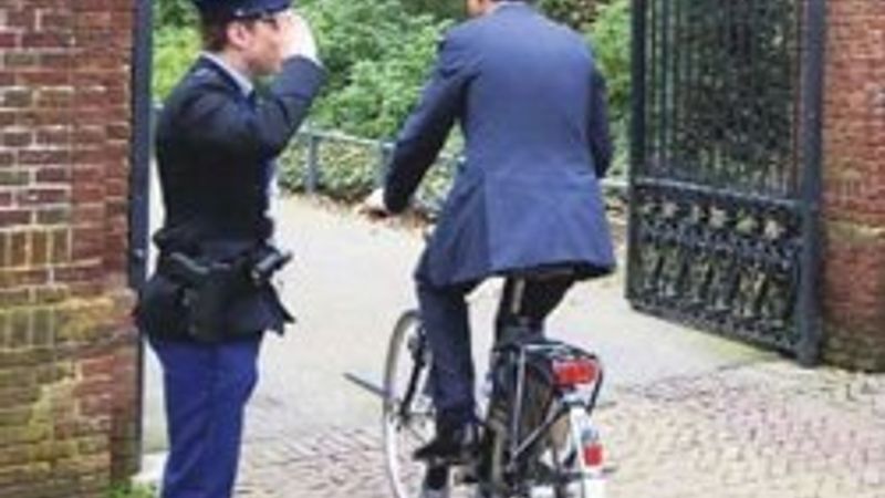 Hollanda başbakanı görüşmeye bisikletle geldi