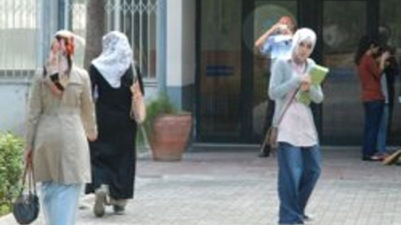 Profesörün başörtülü öğrenci nöbeti