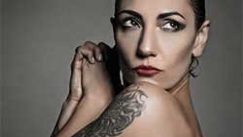 Özlem Tekin sanat için soyundu