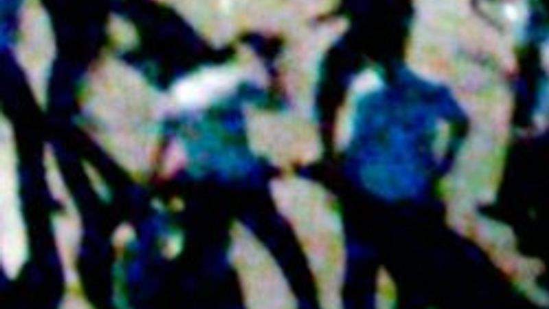 Polis sürücüyü çocuklarının önünde dövdü - Video