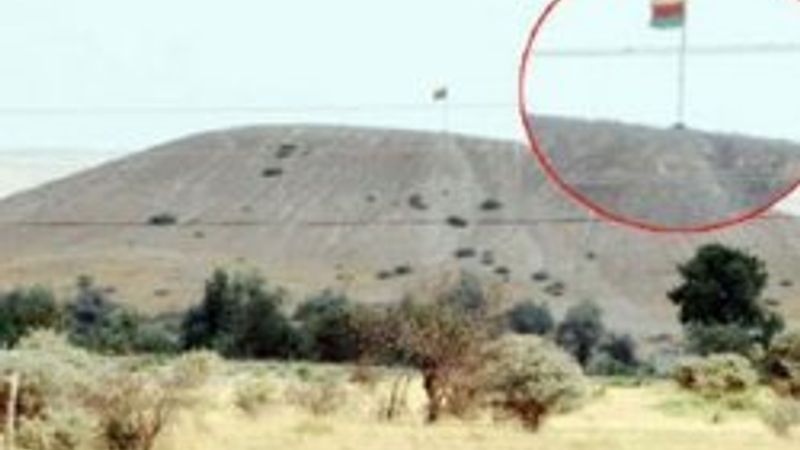 Sınırdaki sözde PKK bayrağı indirildi