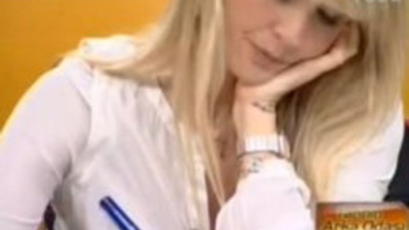 Selin Barlas canlı yayında sıkıldı - Video