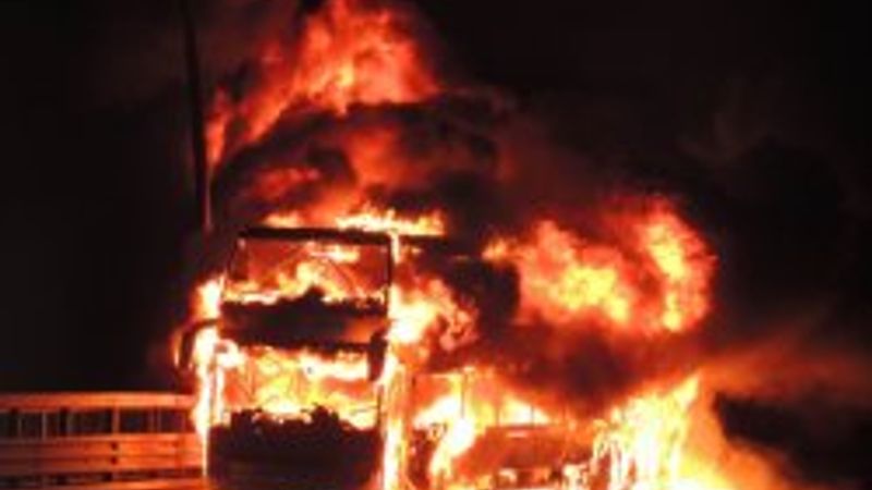 Otobüs yolda giderken alev aldı