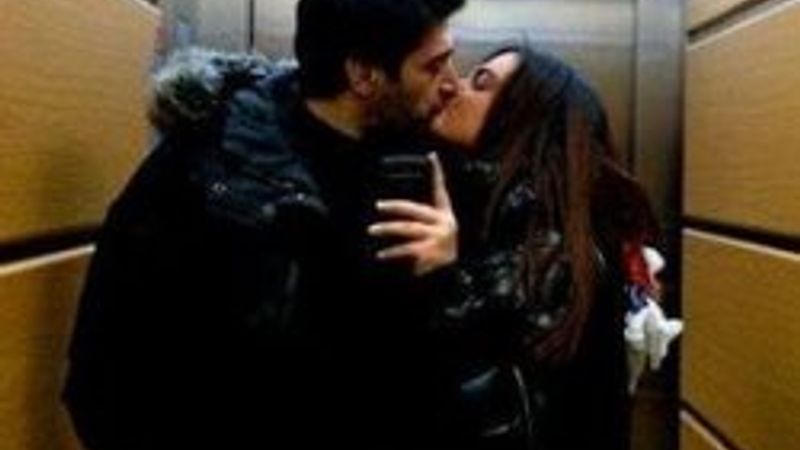 Hakan Ural kızıyla dudak dudağa