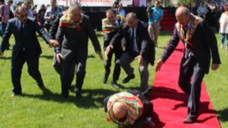 Devlet Bahçeli halıya takılıp düştü İZLE