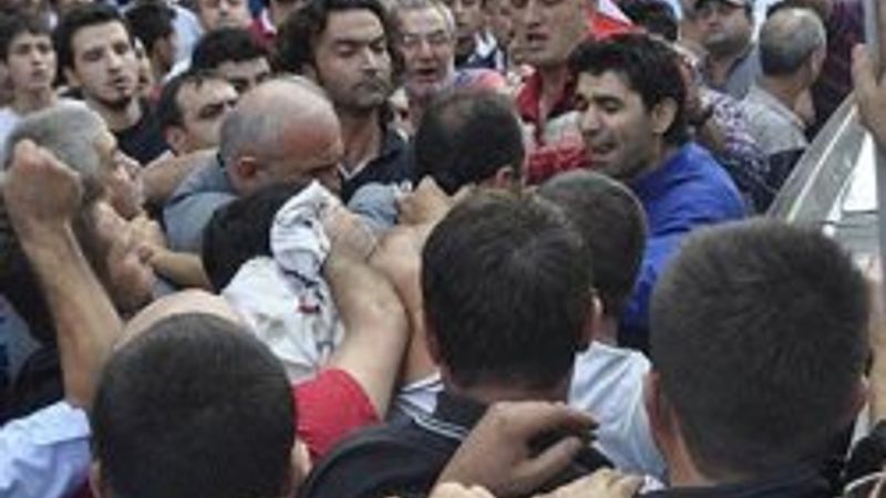 Şehit cenazesinde belediye başkanına yumruk