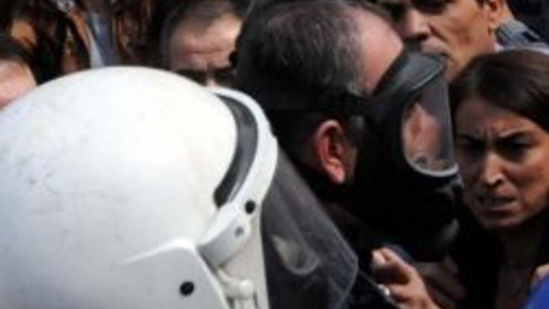 Aysel Tuğluk'un Diyarbakır'daki sinirli halleri