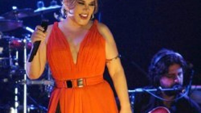 Sezen Aksu: Sahneden inip görevliyi patakladım