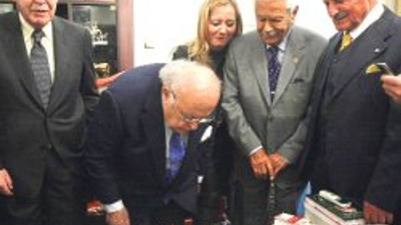 88'nci yaşını kutlayan Demirel'e çift başlılık soruldu