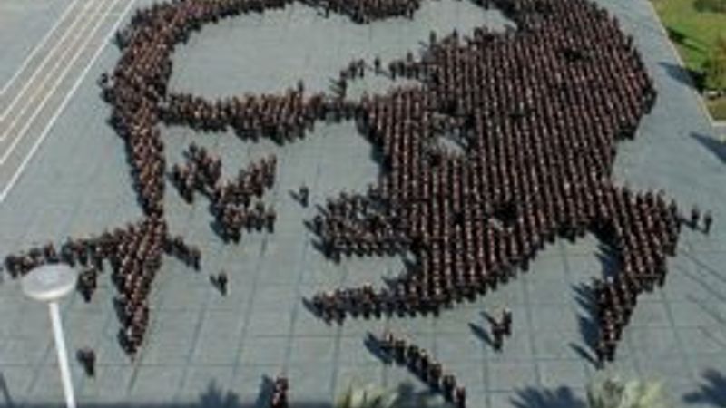 İzmir'de 2 bin 400 kişi Atatürk portresi için buluştu