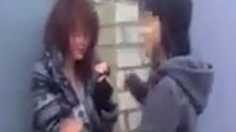 Rus kızlar ünlü olmak için arkadaşlarını dövdüler