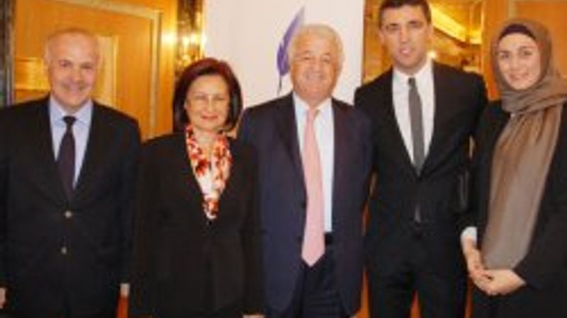 Hakan Şükür ve eşinin yüzünü güldüren anons