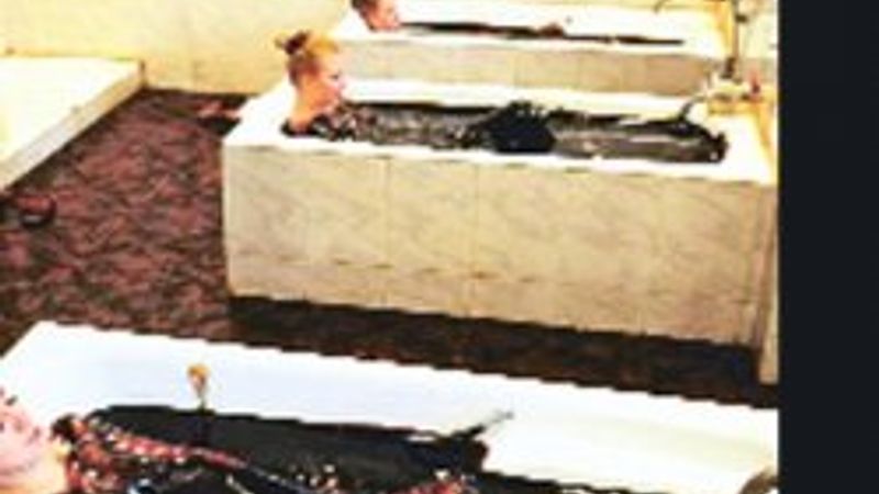 Azeri kadınlar petrol banyosu yapıyor