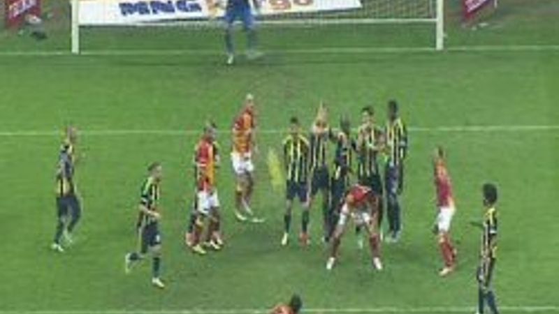 Selçuk frikikten astı Volkan baktı