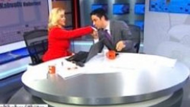 Hilal Ergenekon canlı yayında elini öptürdü - İzle