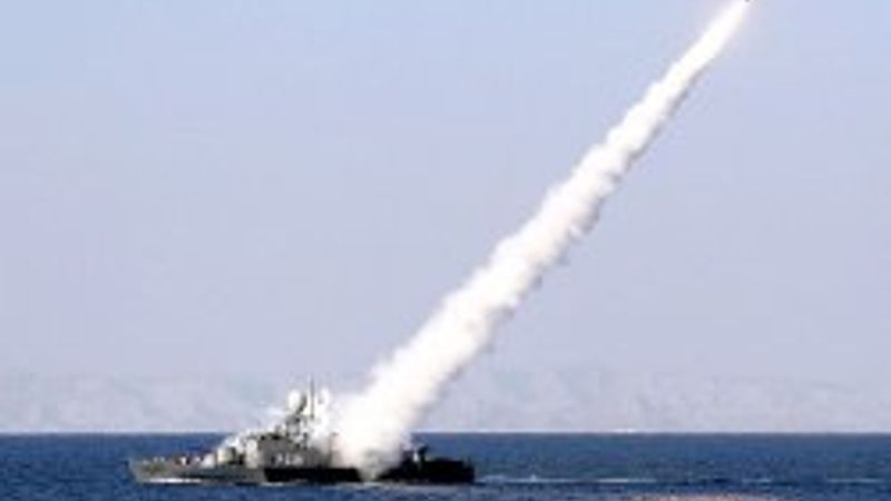 İran yeni füzesi Raad'ı denedi