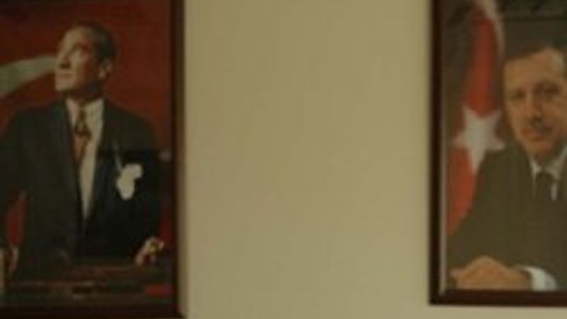 AK Parti binasında eli tespihli Atatürk