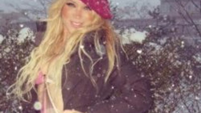 Ciciş kardeşler kar altında bikinili poz verdi