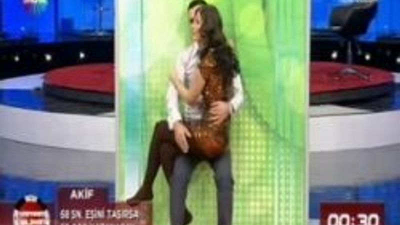 Yaparım Bilirsin'de kucağa oturtma yarışı - Video