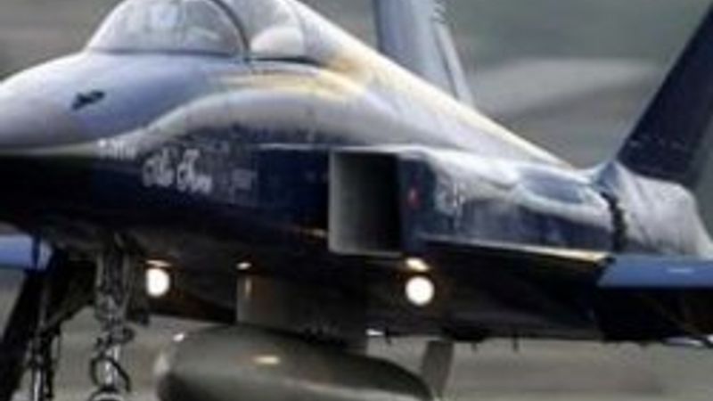 Ahmedinejad İran'ın özel savaş uçağını tanıttı