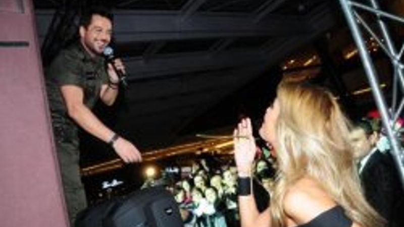 Emre Altuğ'dan Çağla Şikel'e gül