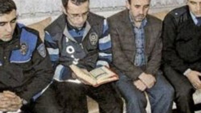 Sivas'ta polis taziye evine gidip Kur'an okudu