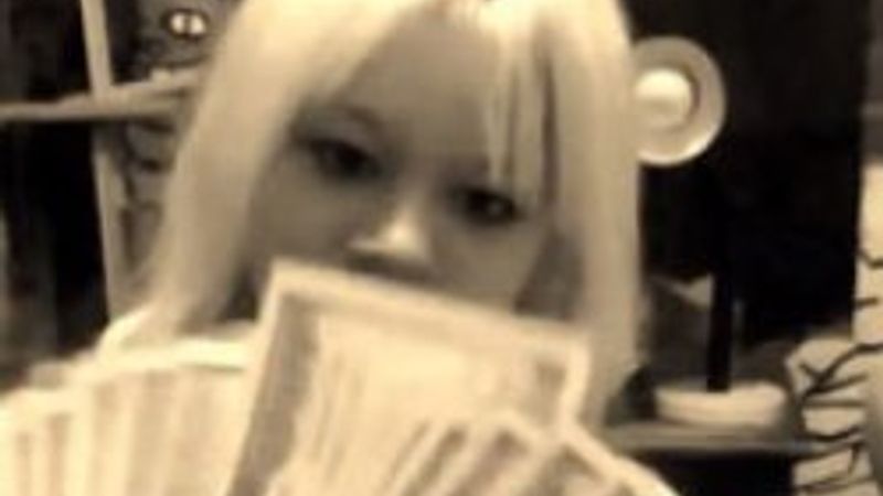 İş adamı Sabri Özel'in evini bakıcılar soydu