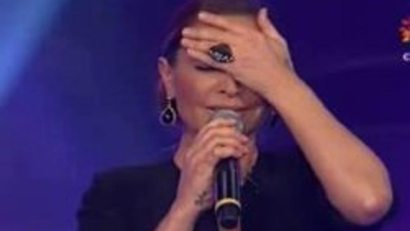 Hülya Avşar canlı yayında şarkısını unuttu - izle