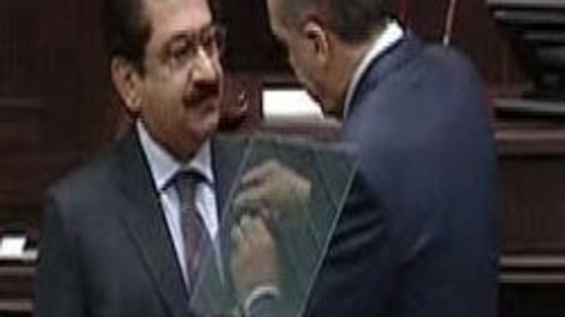 Erdoğan Sinan Yerlikaya ve Alevi yöneticilere rozet taktı