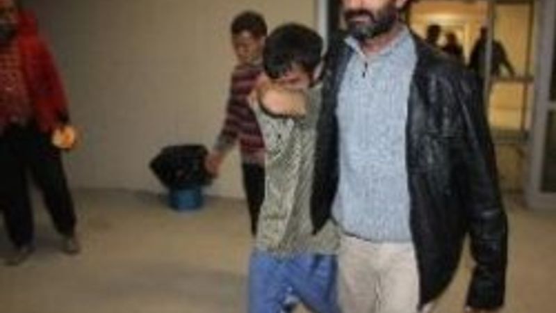 Hırsızlar ev sahibinin oğlunu bıçakladı