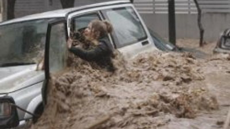 Atina sular altında