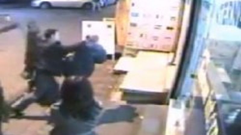 Kendisini terk eden babasını bıçakladı