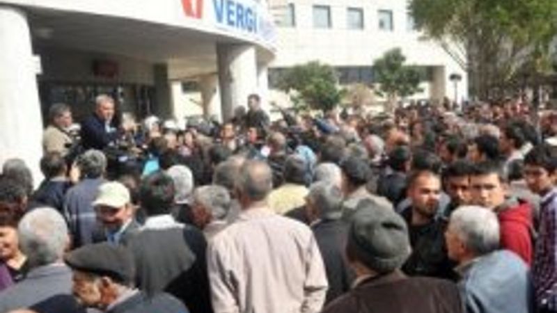 Çiftçiler vergi dairesini bastı