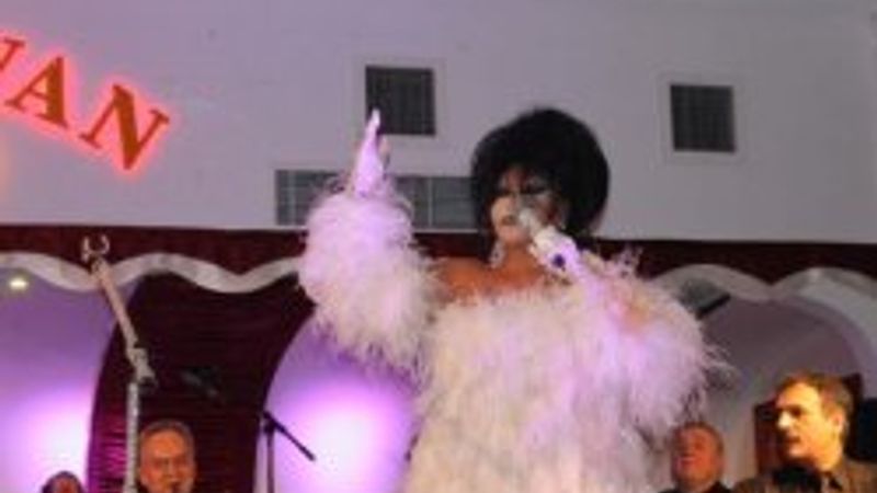 Bülent Ersoy 33 yıl sonra Londra'ya gitti olay çıktı