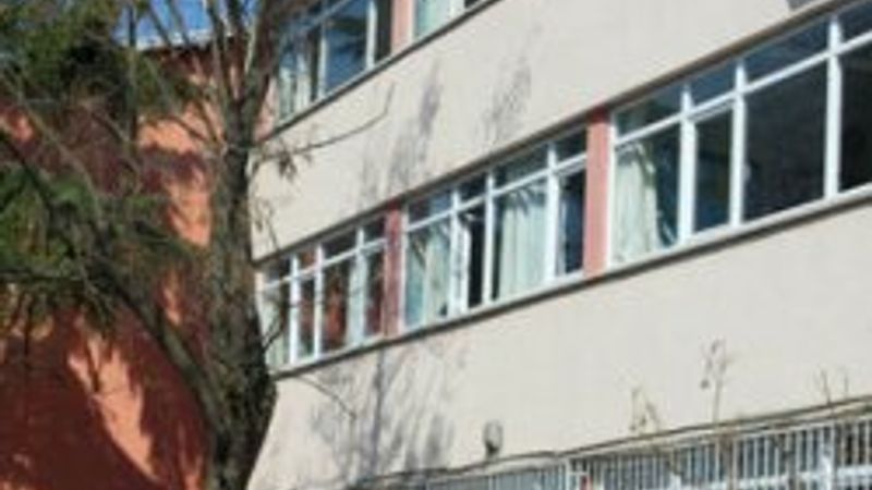 Liseli genç ders esnasında camdan atladı