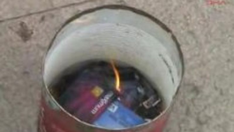 Maaşlarını alamayan işçiler kredi kartlarını yaktı