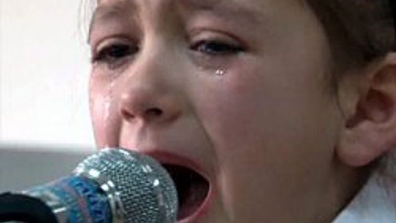 10 yaşındaki Betül İstiklal Marşı'nı okurken ağladı