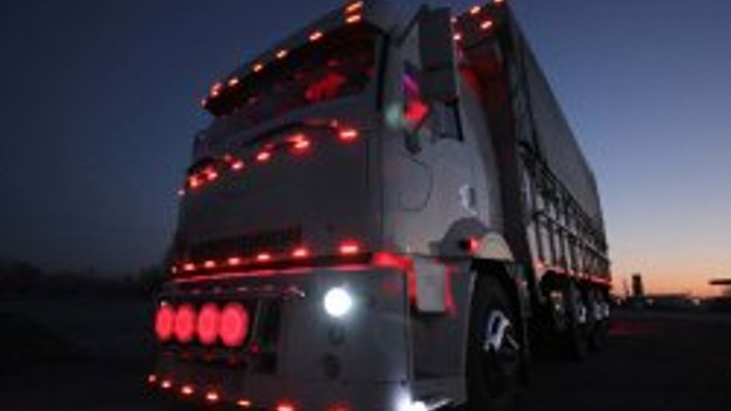 Avizeli pedalları halıyla kaplı kamyon