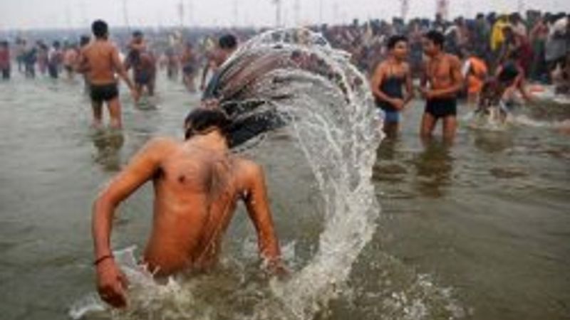 Hindu'lar yıkanarak günah çıkaryor