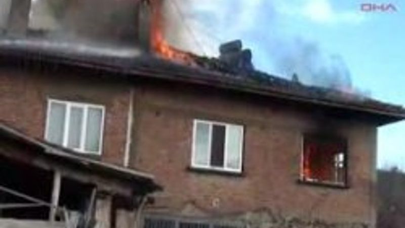 Alevlerin arasından komşuları kurtardı