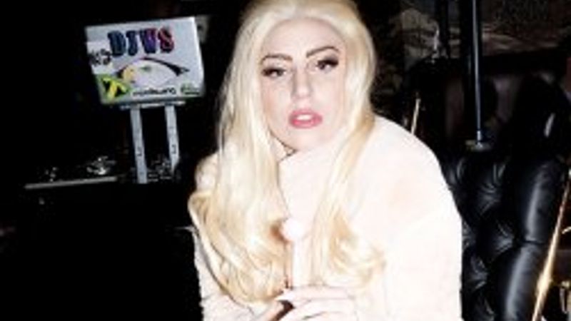 Lady Gaga'ya altın kaplama tekerlekli sandalye