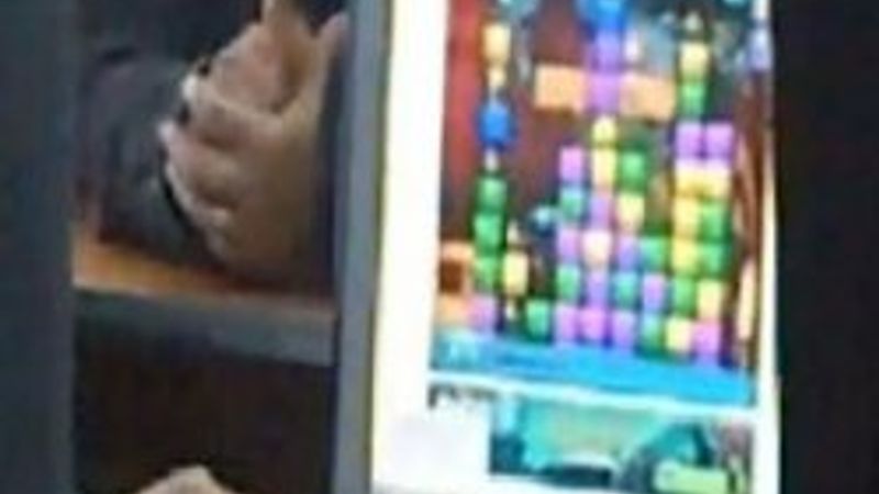 Hastalar sıra beklerken memur oyun oynadı