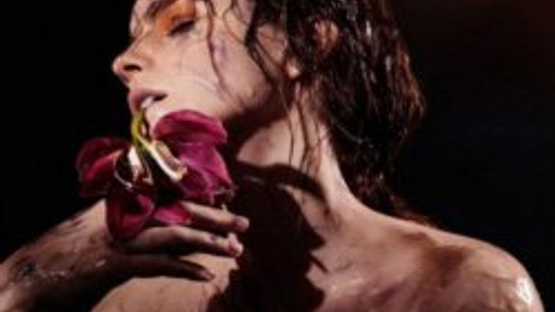 Emma Watson yardım kampanyası için soyundu