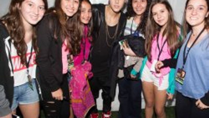 Türk kızları 2 bin 750 TL'ye Justin'le bu pozları verdi